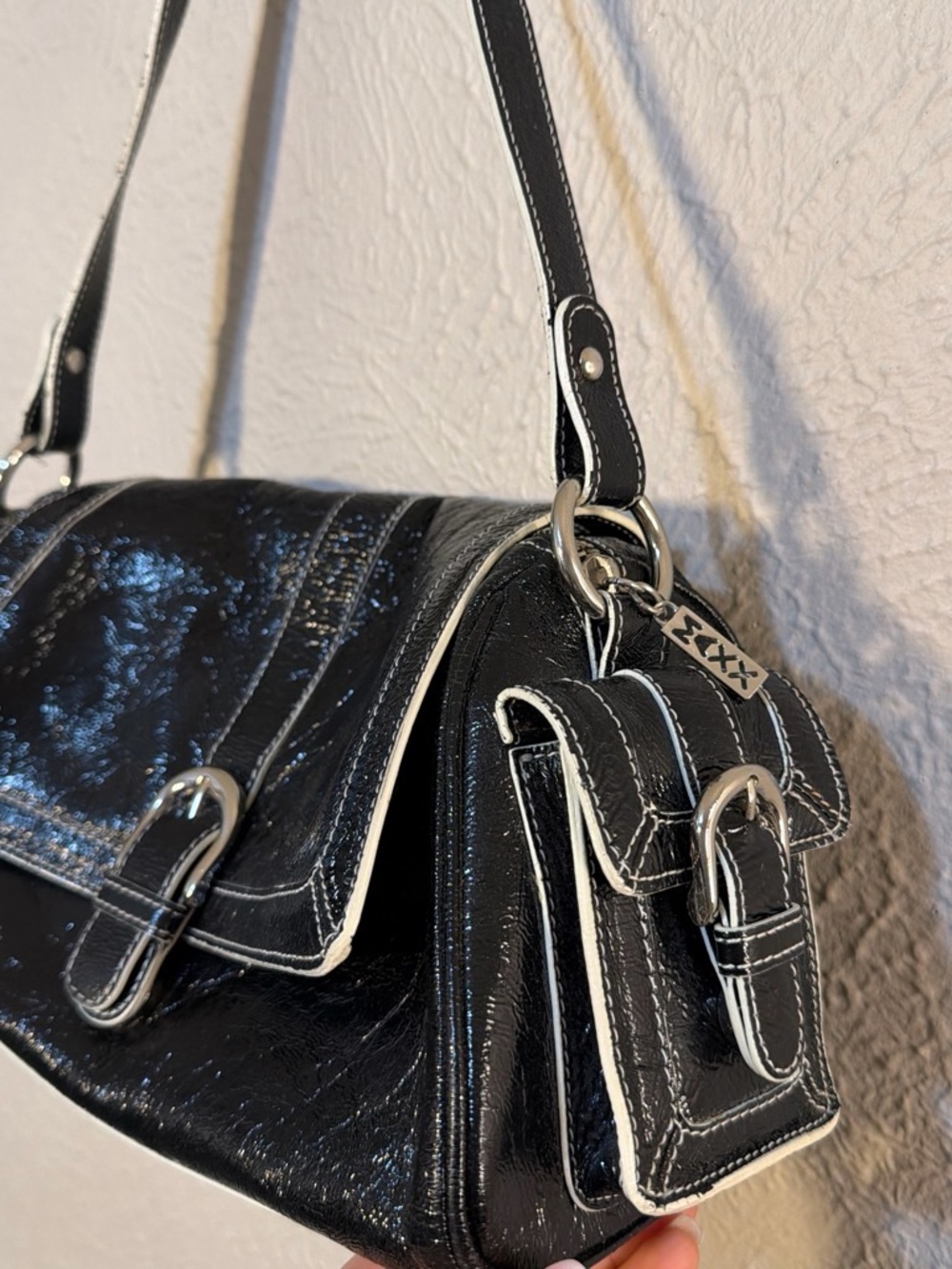 Black Shoulder Bag with Contrasting Stitching - Picture 3 of 11